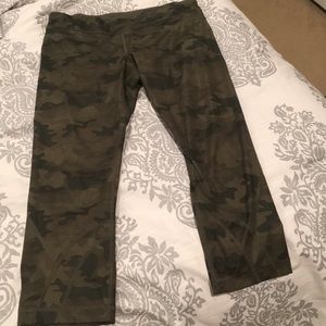 Lululemon Capri camo leggings